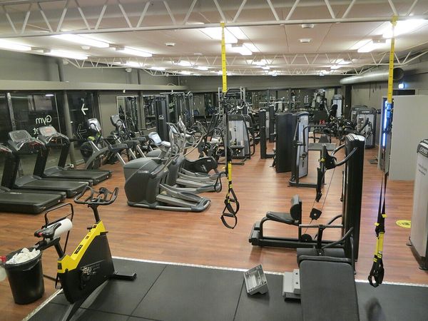 Strefa treningowa klubu Fitness World — bieżnie, rowery i stanowiska do ćwiczeń